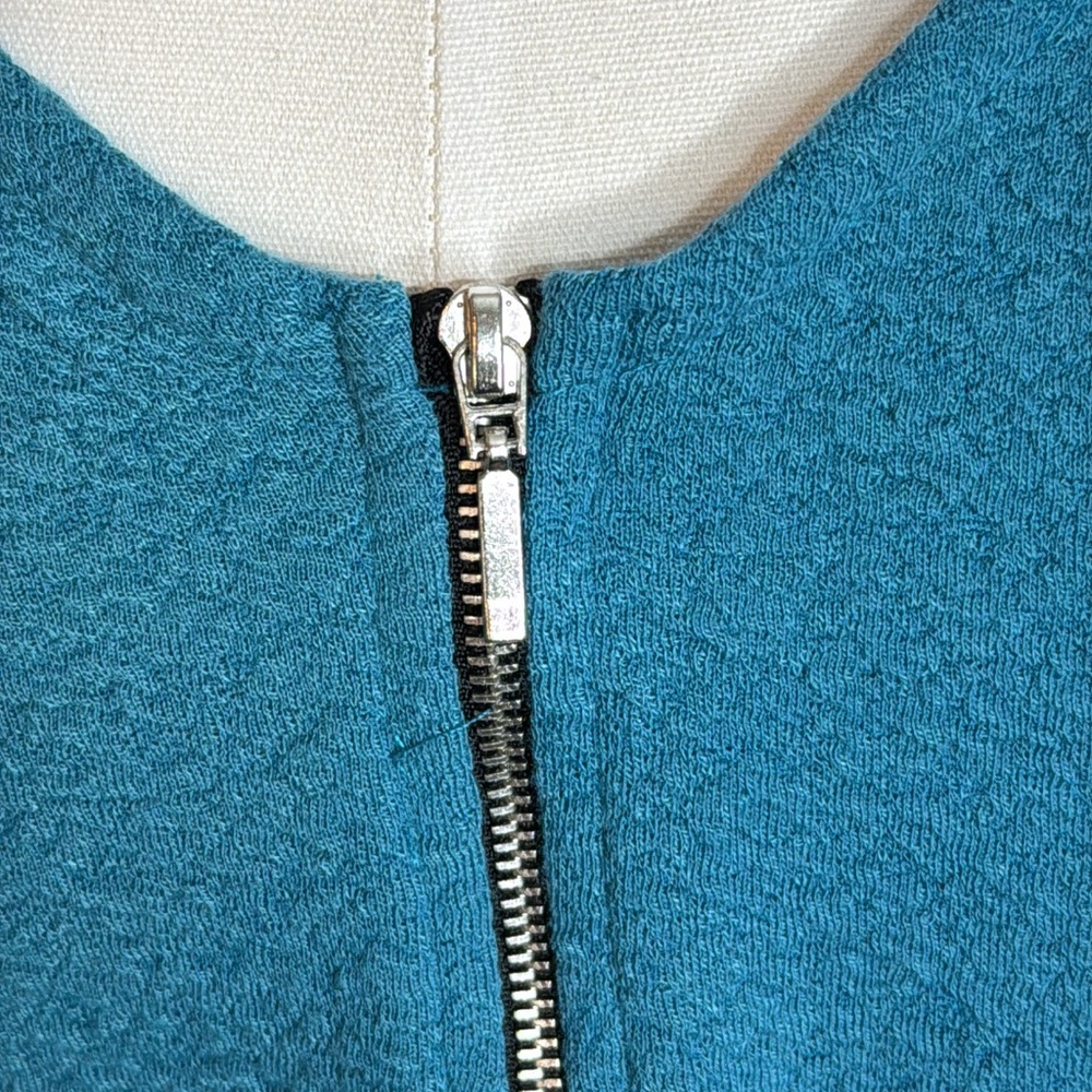 LuLaRoe RACHAEL V-NECK ZIPPER SLEEVELESS SHIRT - Picture 2 of 4